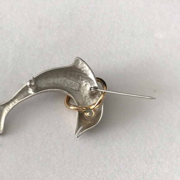VINTAGE LADY REMINGTON GOLD AND SILVER TONE DOLPHIN BROOCH - Picture 7 of 9